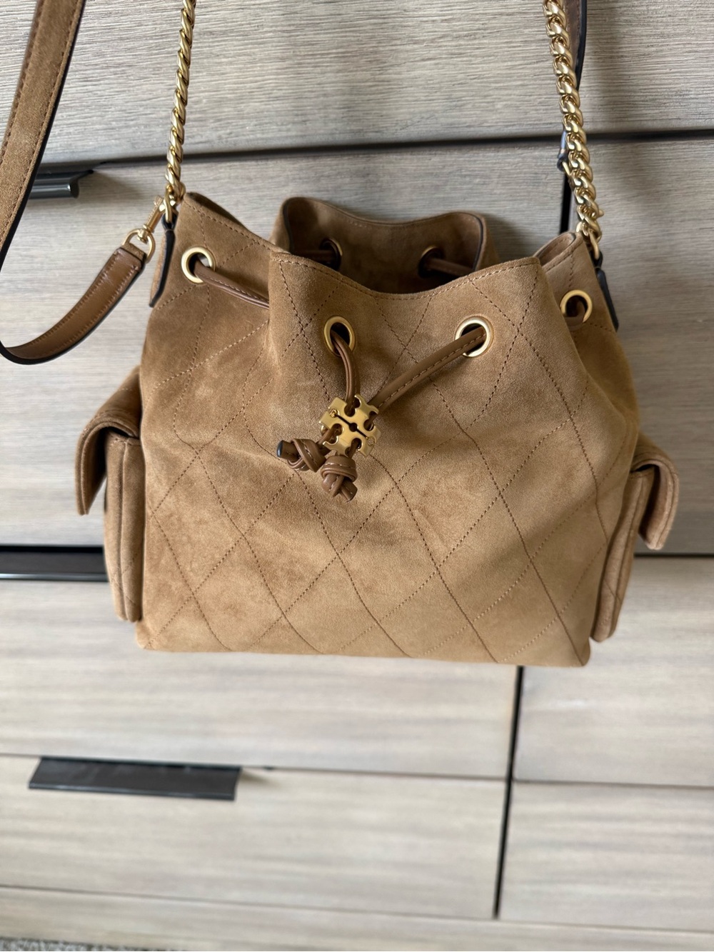 🧡🤎TORY BURCH CHARLIE QUILTED SUEDE DRAWSTRING IN TOFFEE
(Pre-treated & Perfect!) - Picture 2 of 7
